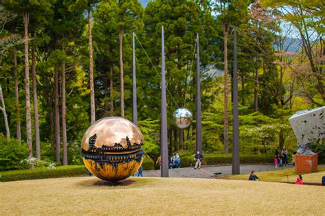 Hakone Open-Air Museum: Taide ja Luonnon Hellyttävä Liitto!